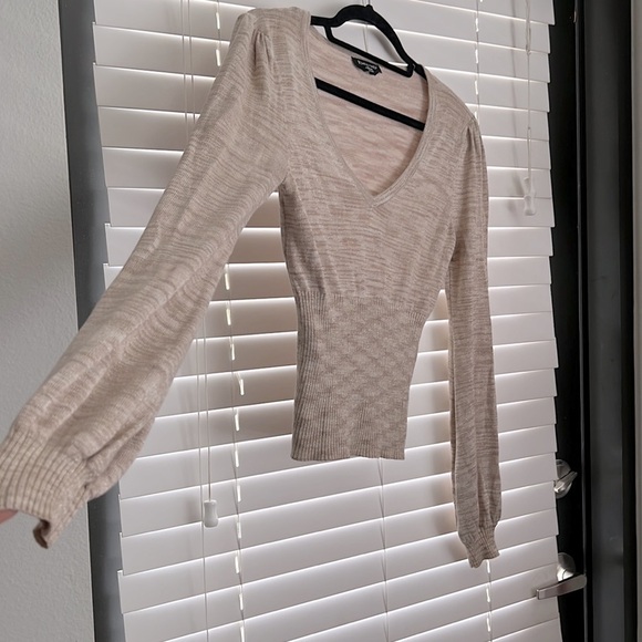 ๐ฅWhat's Hot!!๐ฅ Beautiful Bebe Gold Crop V-Neck Sweater! Sz M Soo Cute!๐๐๏ธ - Picture 6 of 14